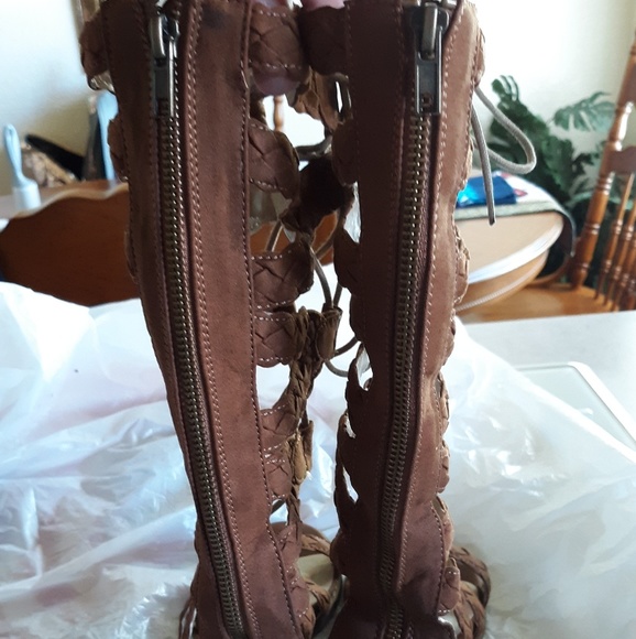 Joyfolie brown gladiator sandals/size 1Y - Picture 3 of 5